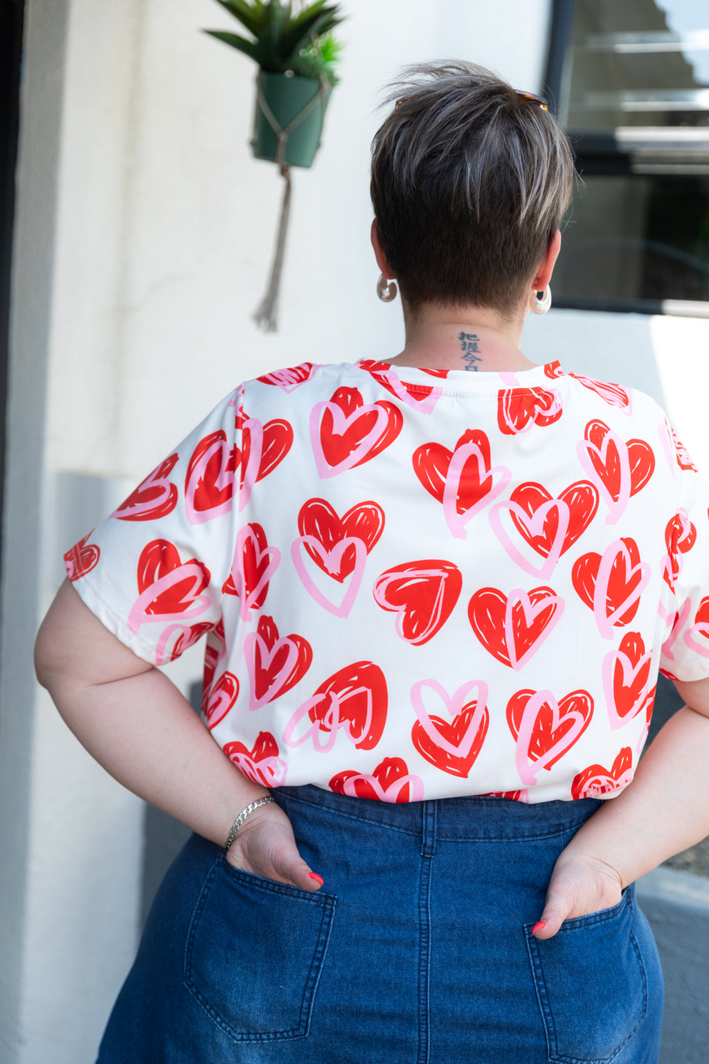Red Heart Print Curve Tee