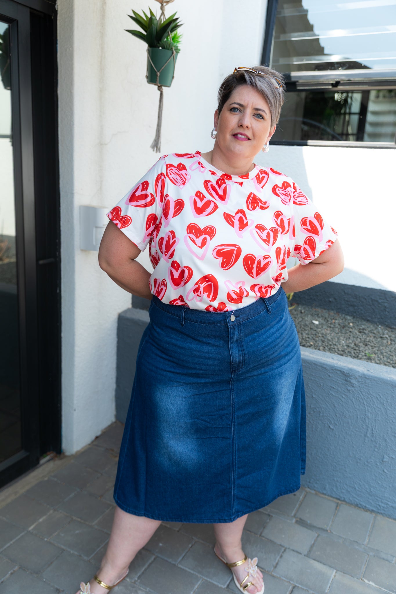 Red Heart Print Curve Tee