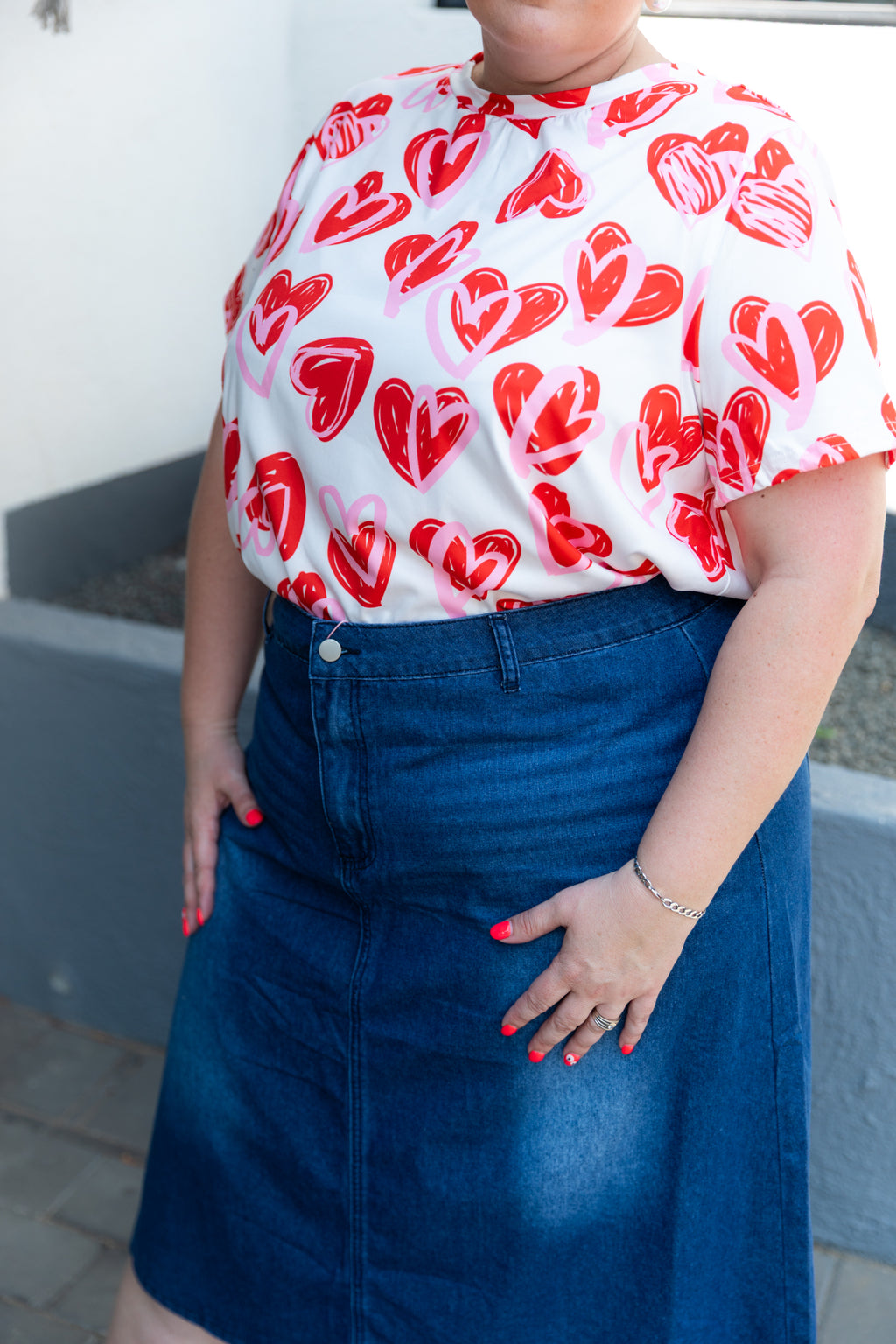Red Heart Print Curve Tee