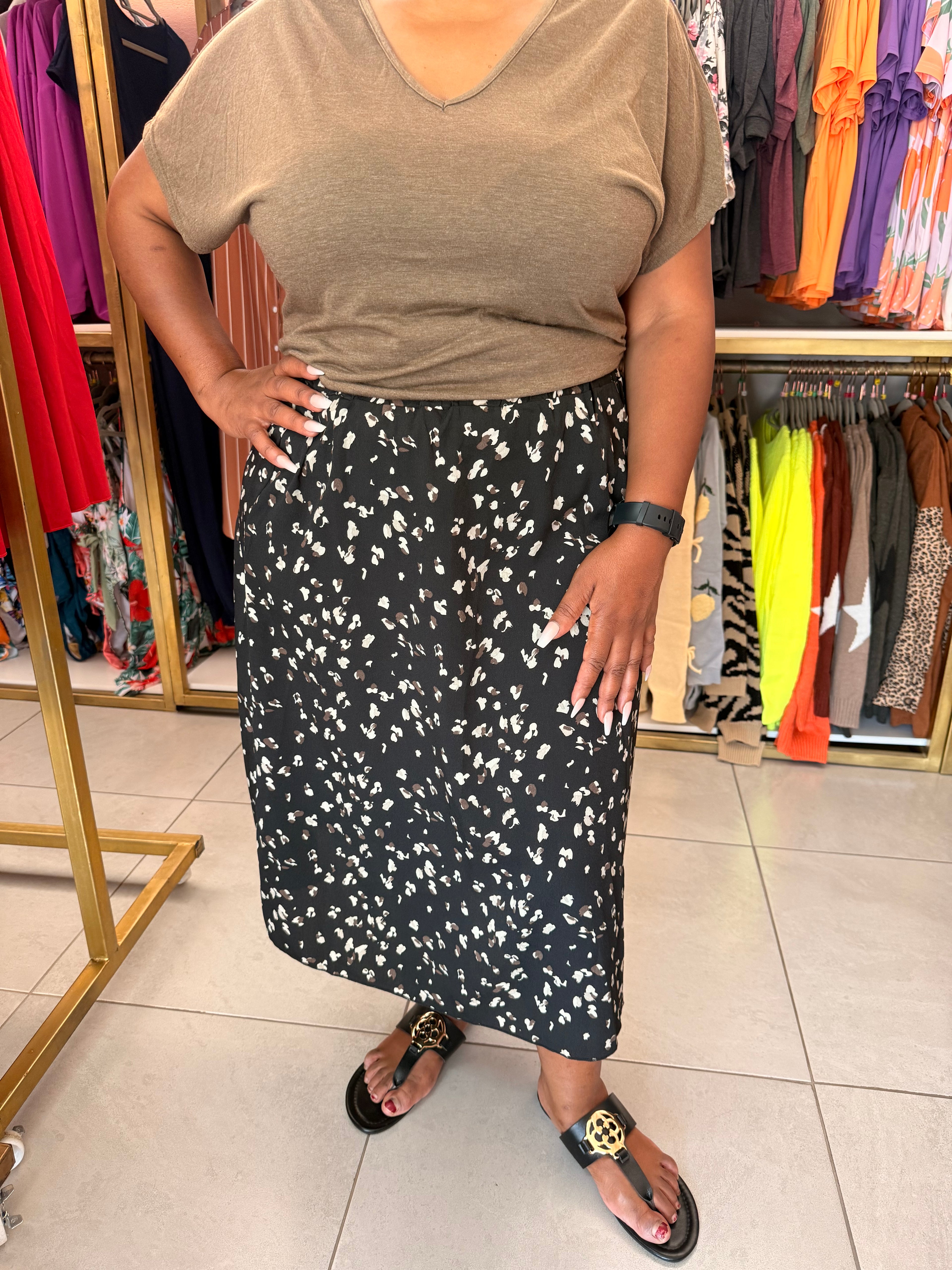 Black Pattered Flowy Skirt (Curve)