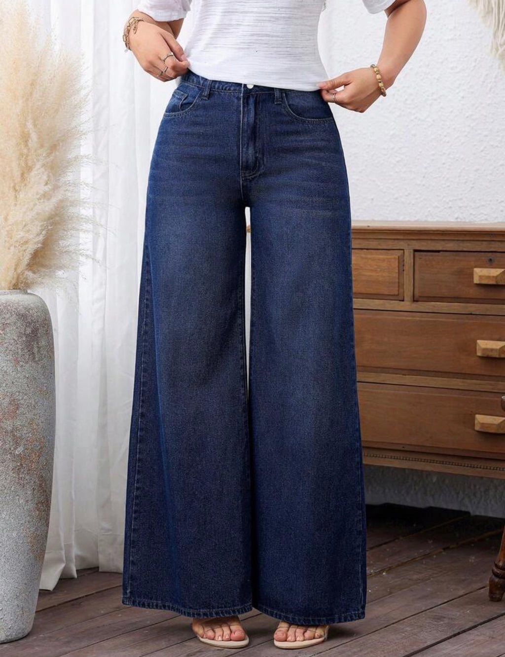 CURVE-Dark-Wash-Wide-Leg-Jeans-front-detail