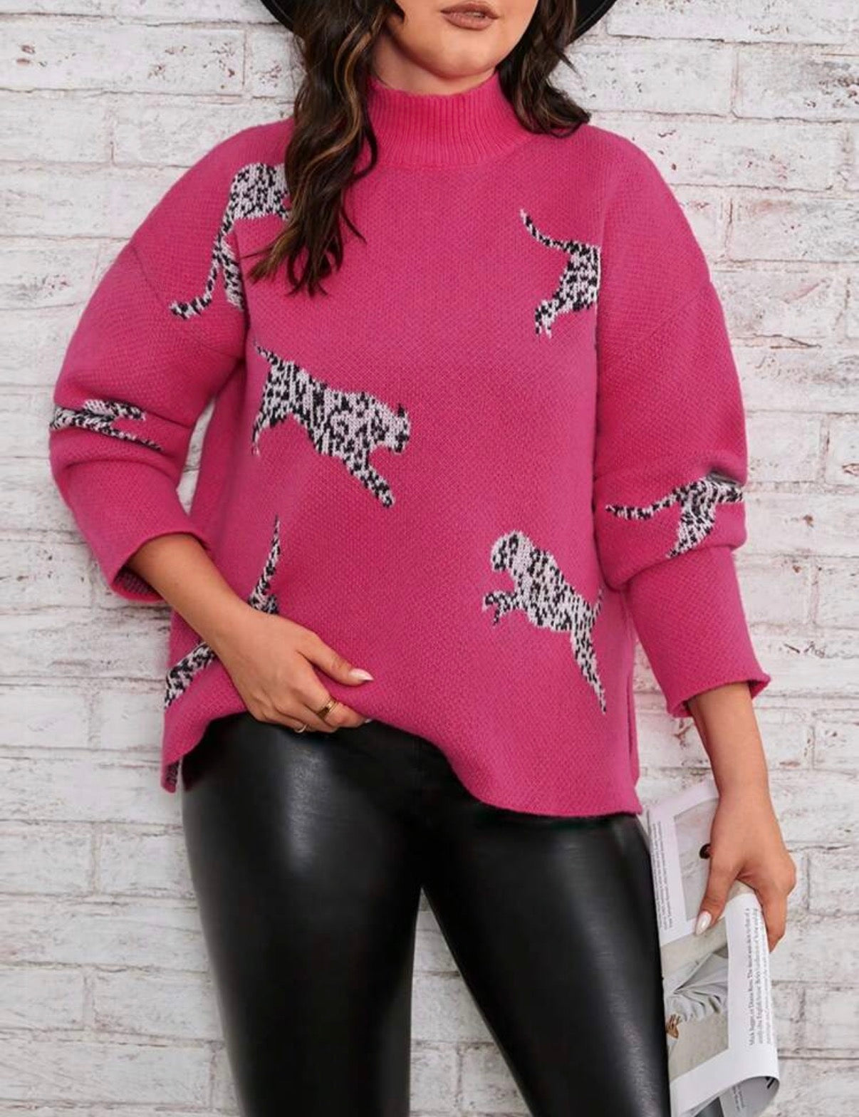 CURVE-Hot-Pink-Leopard-Scattered-Motive-Knit-front-detail