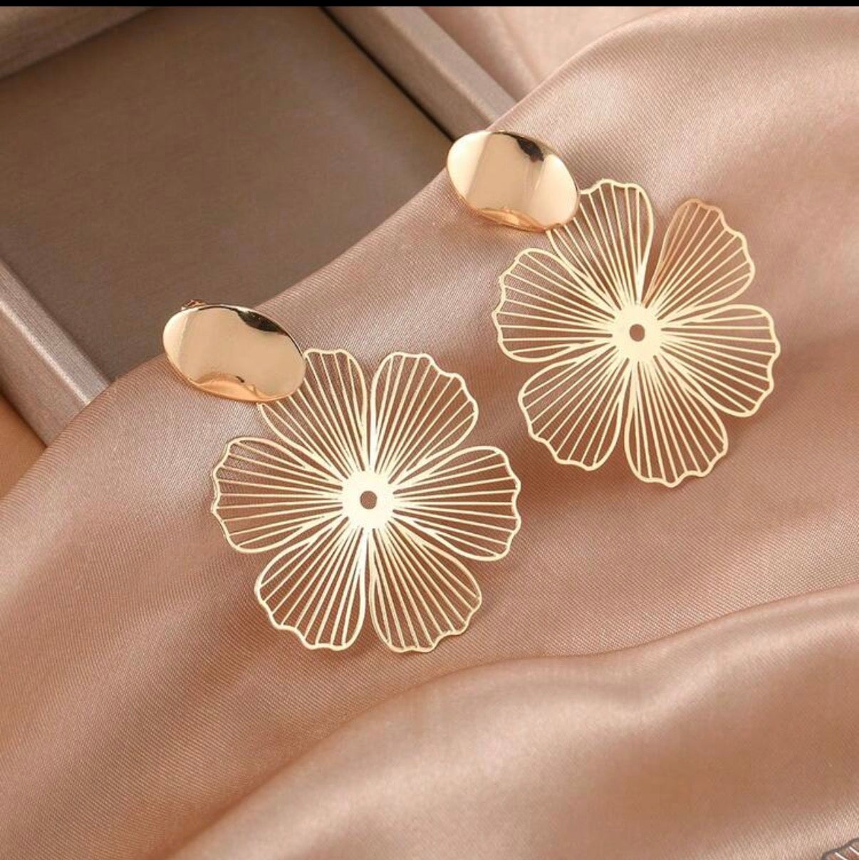Gold-Flower-Laser-Cut-Clip-ON -Earrings-front