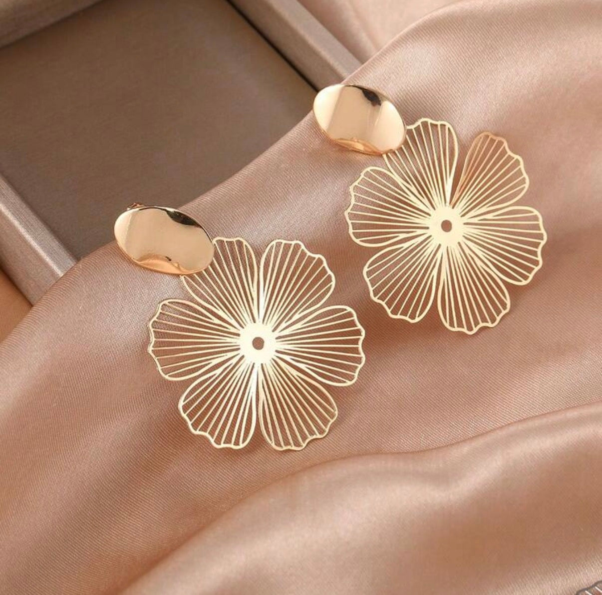 Gold-Flower-Laser-Cut-Clip-ON -Earrings-side