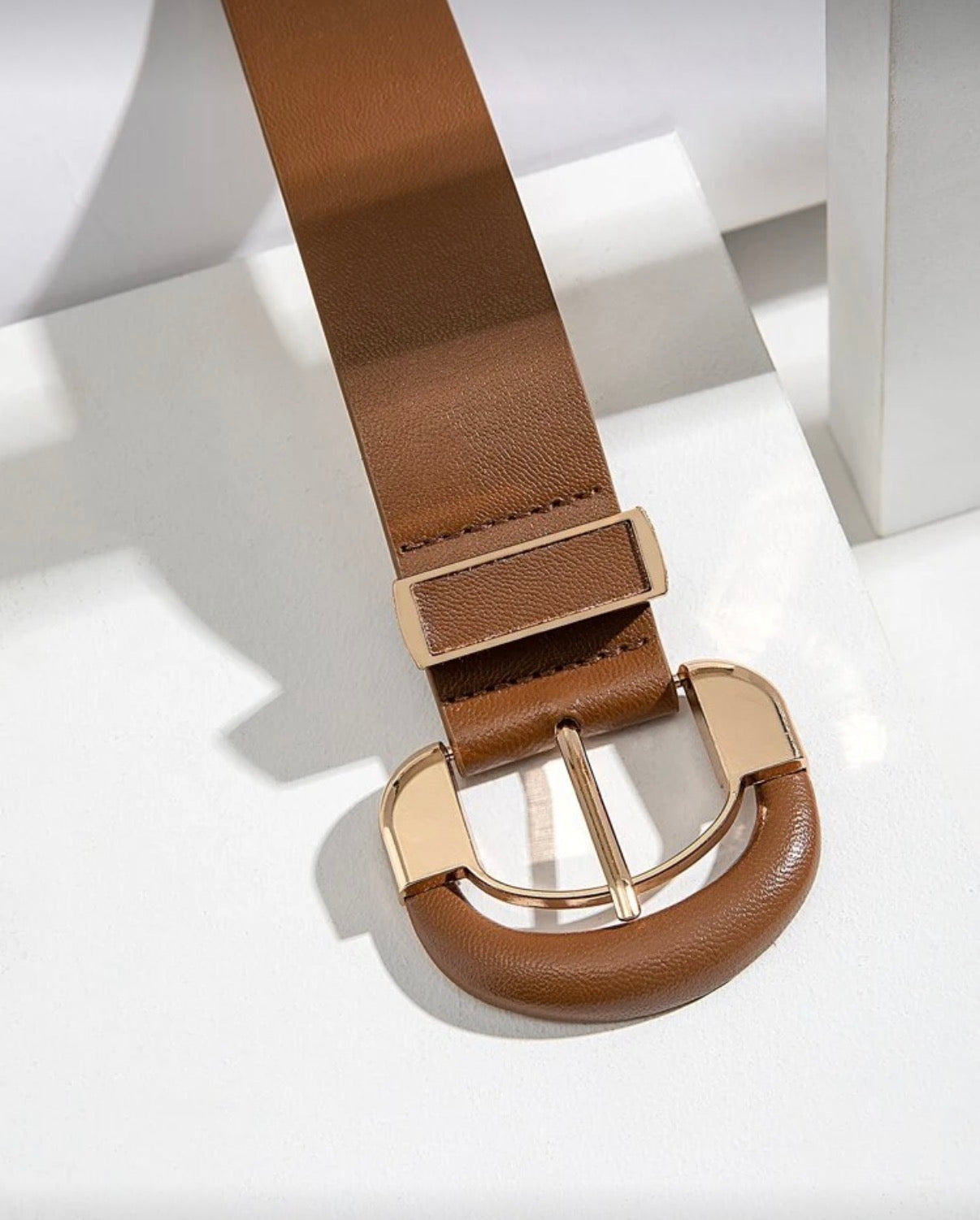 Tan-Classic-Gold-Buckle-Fashion-Belt-detail