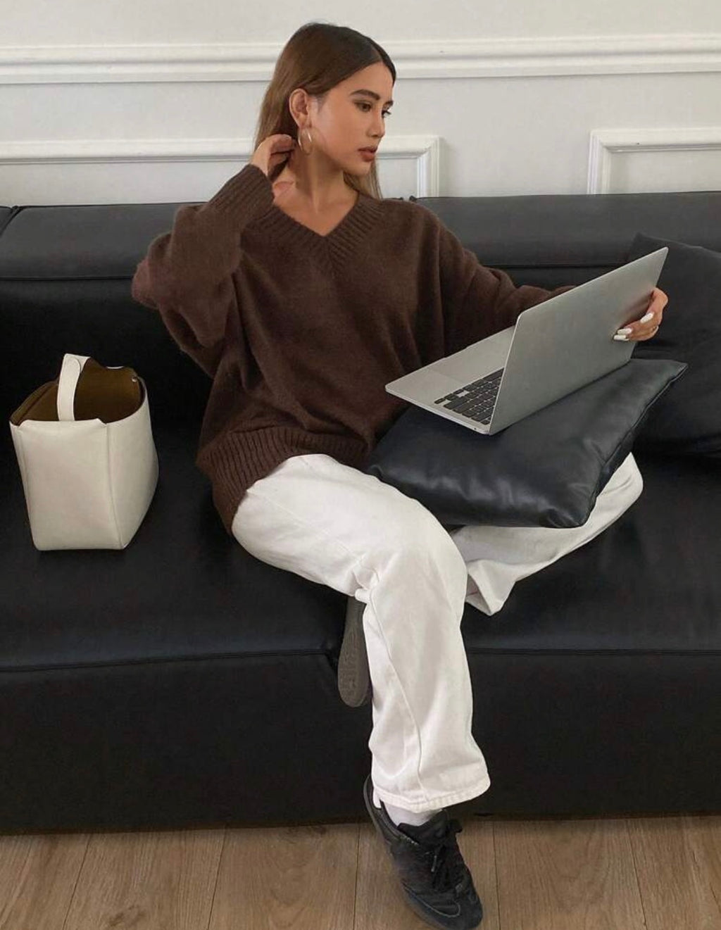 V-Neck-Chocolate-Oversized-Soft-Knit-Jersey-front-lifestyle