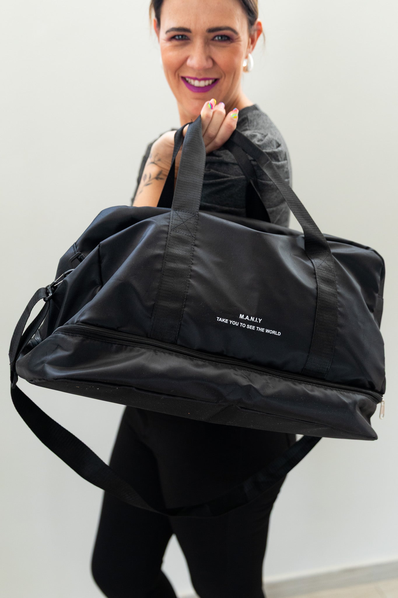Duffel-Bag-with-Shoe-Compartment-black-lifestyle