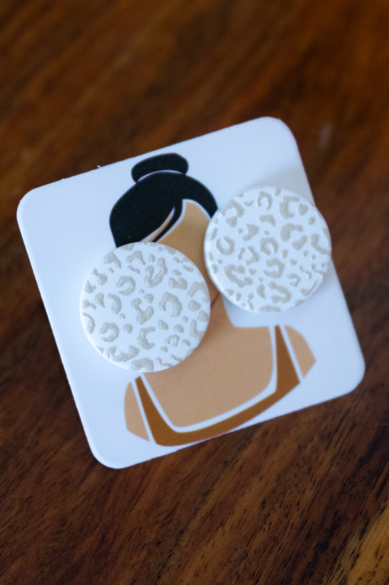 White-Gold-Leopard-Rounds-earrings-front