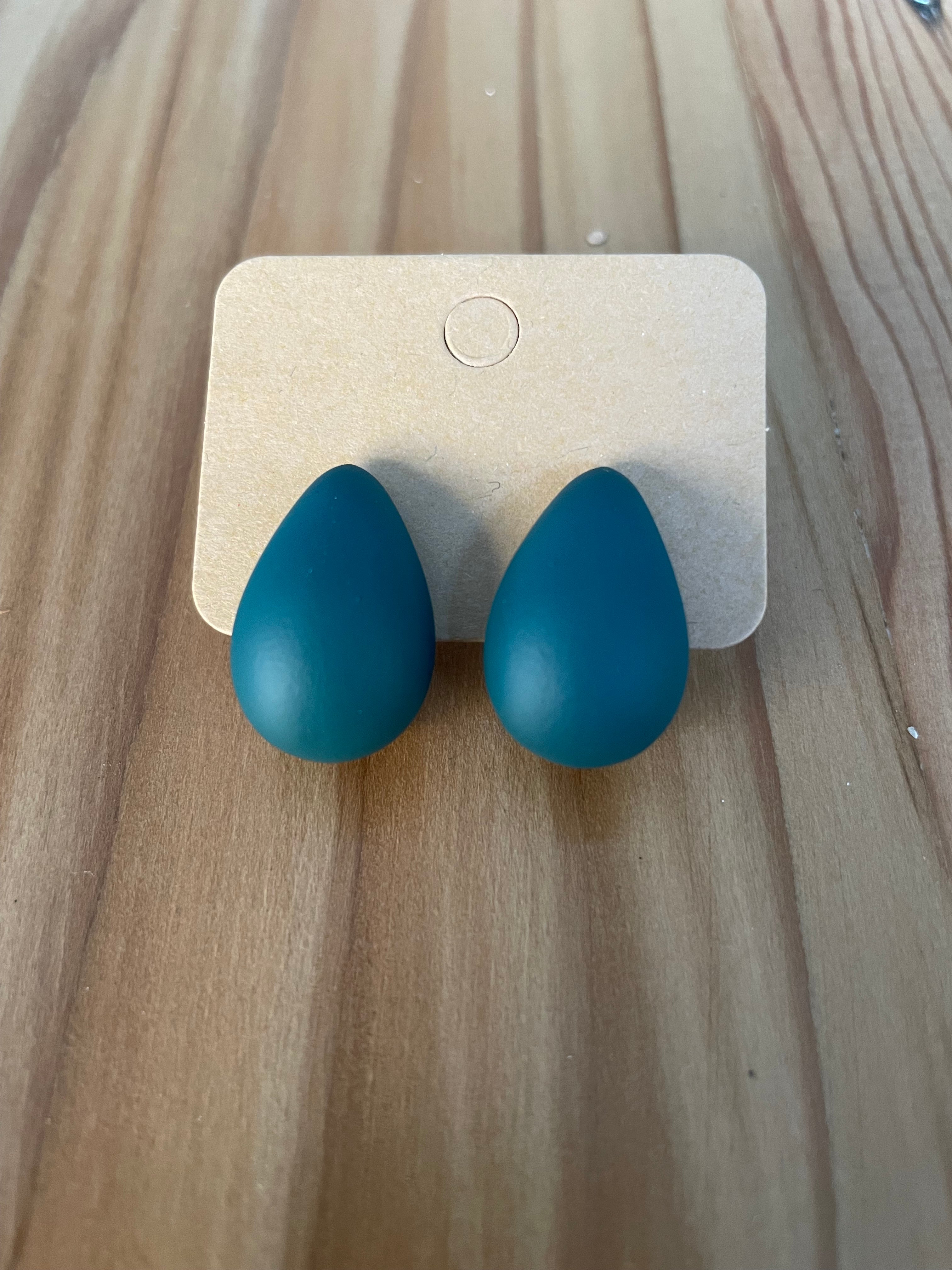 thesqueen.com-blue-Teardrop-Stud-Earrings-blue-lifestyle