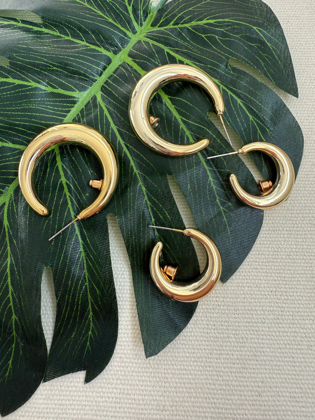 gold-thick-hoop-plain-earings-small-and-large-size-side