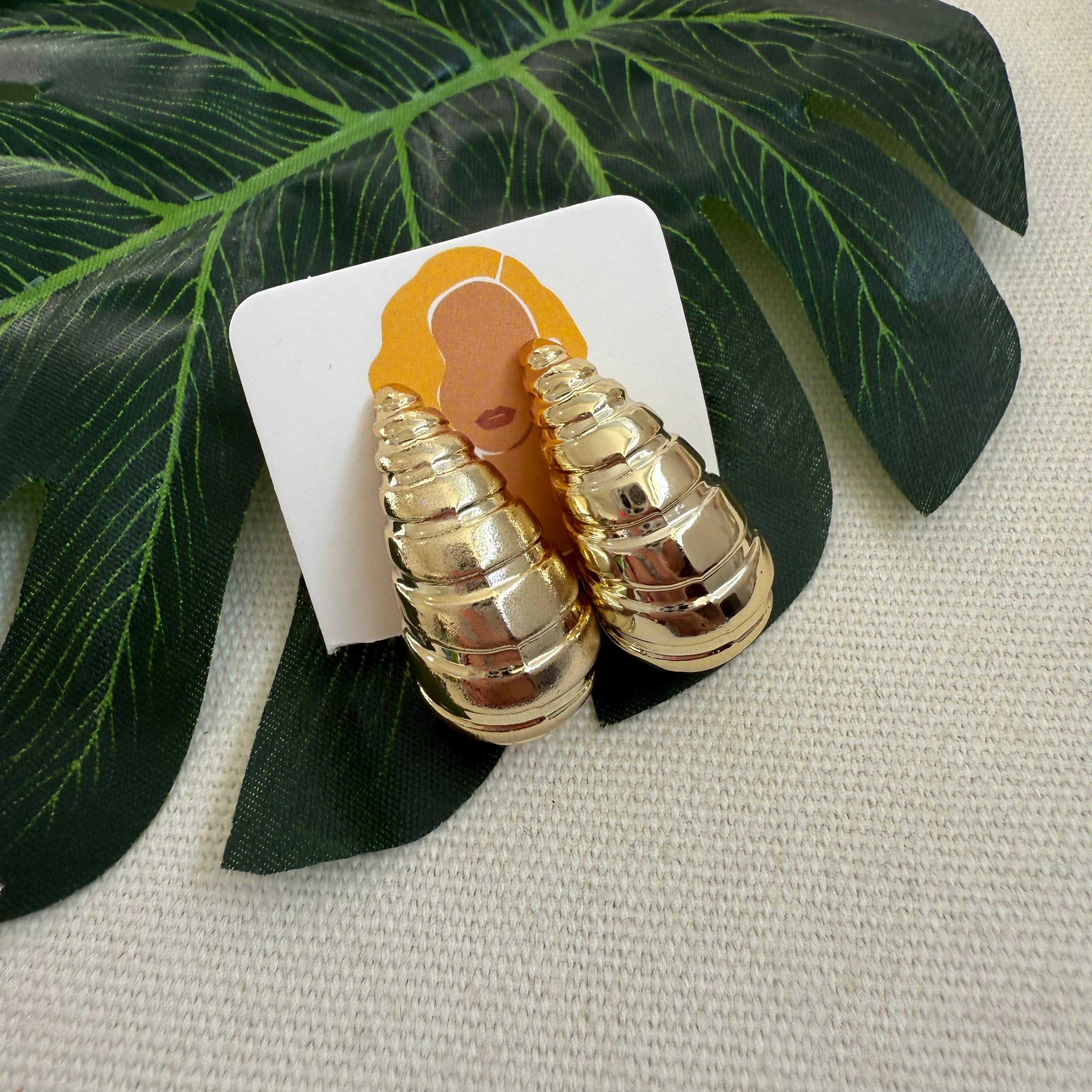gold-thick-shell-pattern-hoop-earings-large-size-top