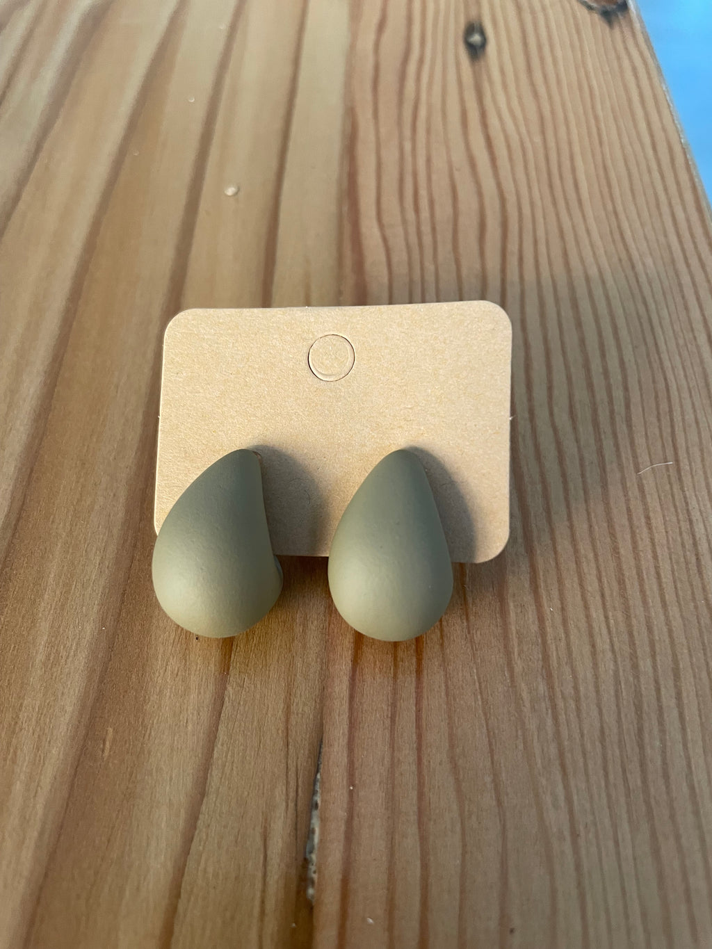 thesqueen.com-grey-Teardrop-Stud-Earrings-grey-lifestyle