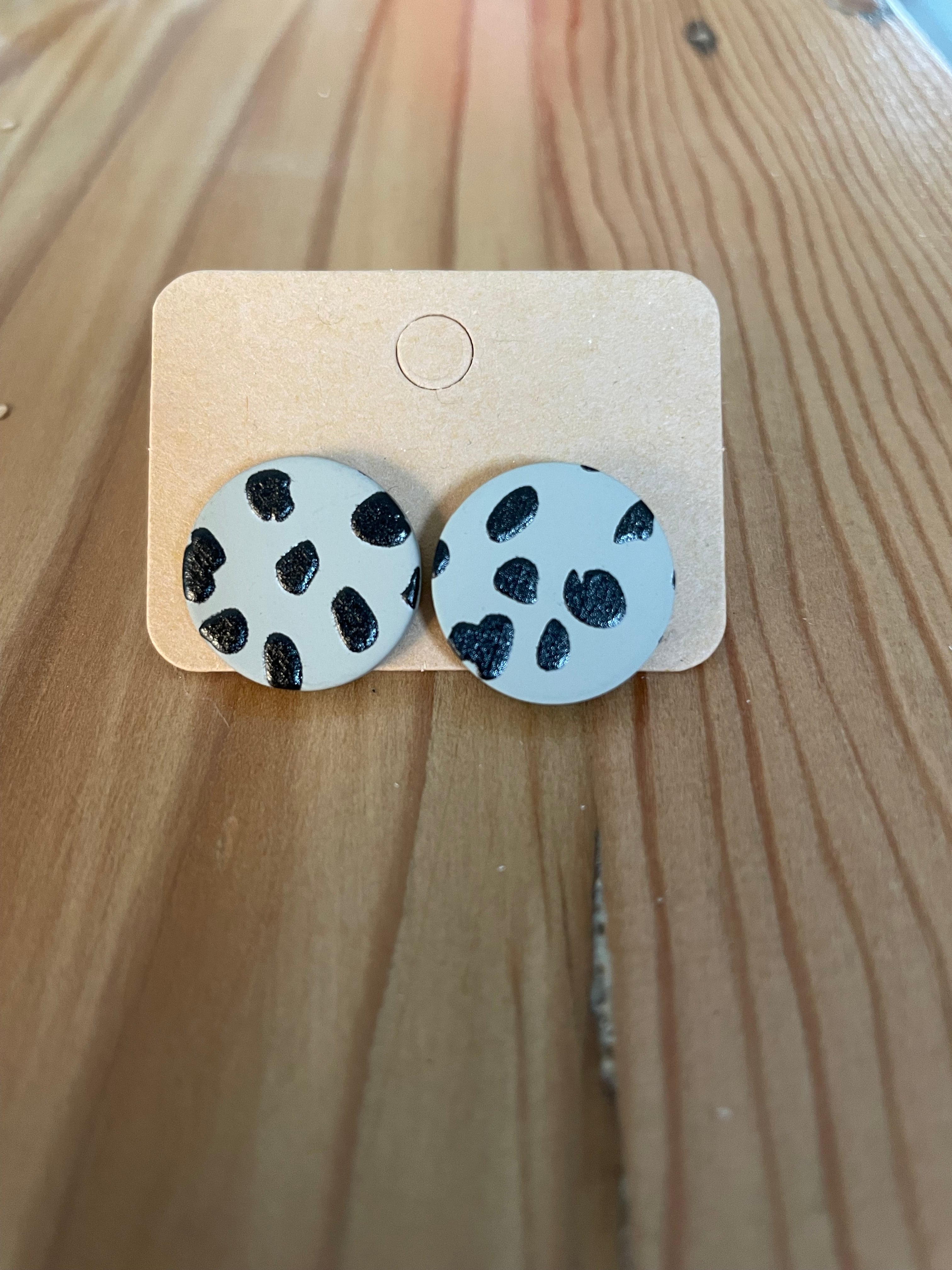 round-black-dot-earings-front
